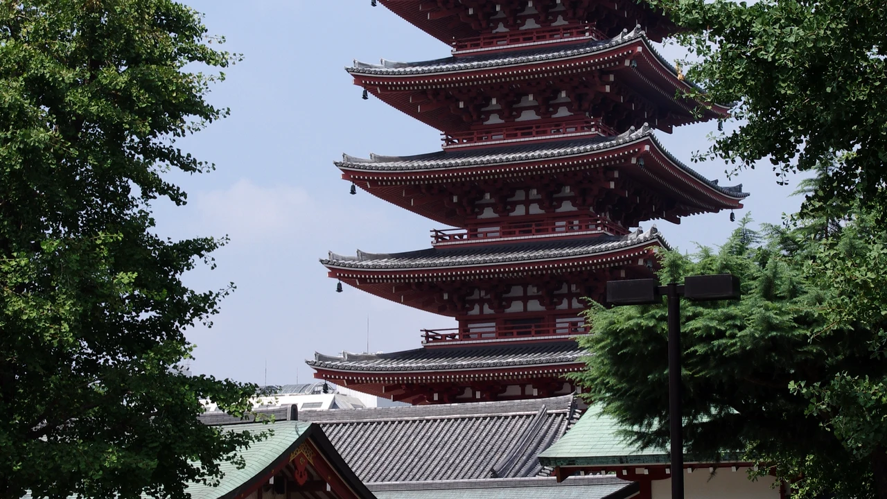 Cổng sấm Kaminarimon với chiếc đèn lồng đỏ khổng lồ tại ngôi chùa cổ nhất Tokyo Sensoji