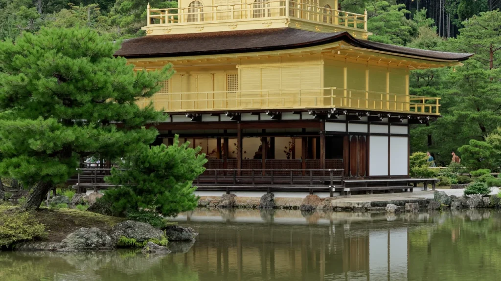 Toàn cảnh Chùa Vàng Kinkakuji dát vàng rực rỡ soi bóng xuống mặt hồ Kyoko-chi thanh tịnh giữa rừng cây