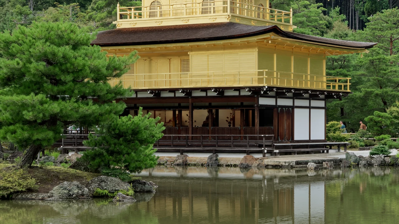 Toàn cảnh Chùa Vàng Kinkakuji dát vàng rực rỡ soi bóng xuống mặt hồ Kyoko-chi thanh tịnh giữa rừng cây