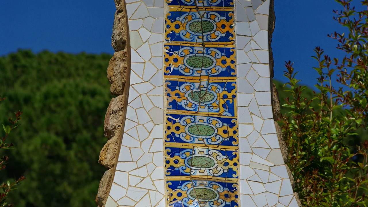 Băng ghế uốn lượn khảm gốm nhiều màu trencadís tại công viên Park Güell nhìn xuống thành phố Barcelona