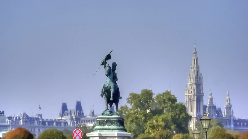 Cung điện Hofburg với mặt tiền vòng cung đá cẩm thạch và các pho tượng thần thoại Hy Lạp