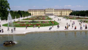 Toàn cảnh Cung điện mùa hè Schönbrunn với vườn hoa kiểu Pháp rộng lớn tại Vienna