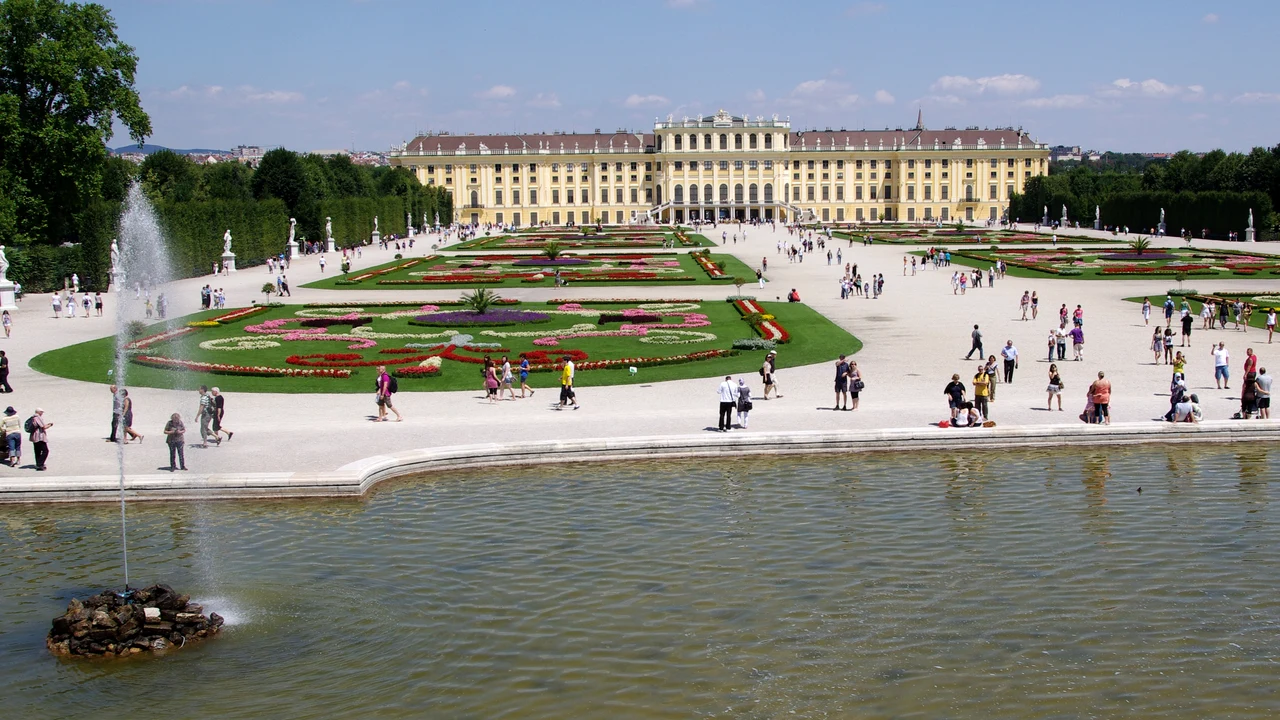 Toàn cảnh Cung điện mùa hè Schönbrunn với vườn hoa kiểu Pháp rộng lớn tại Vienna