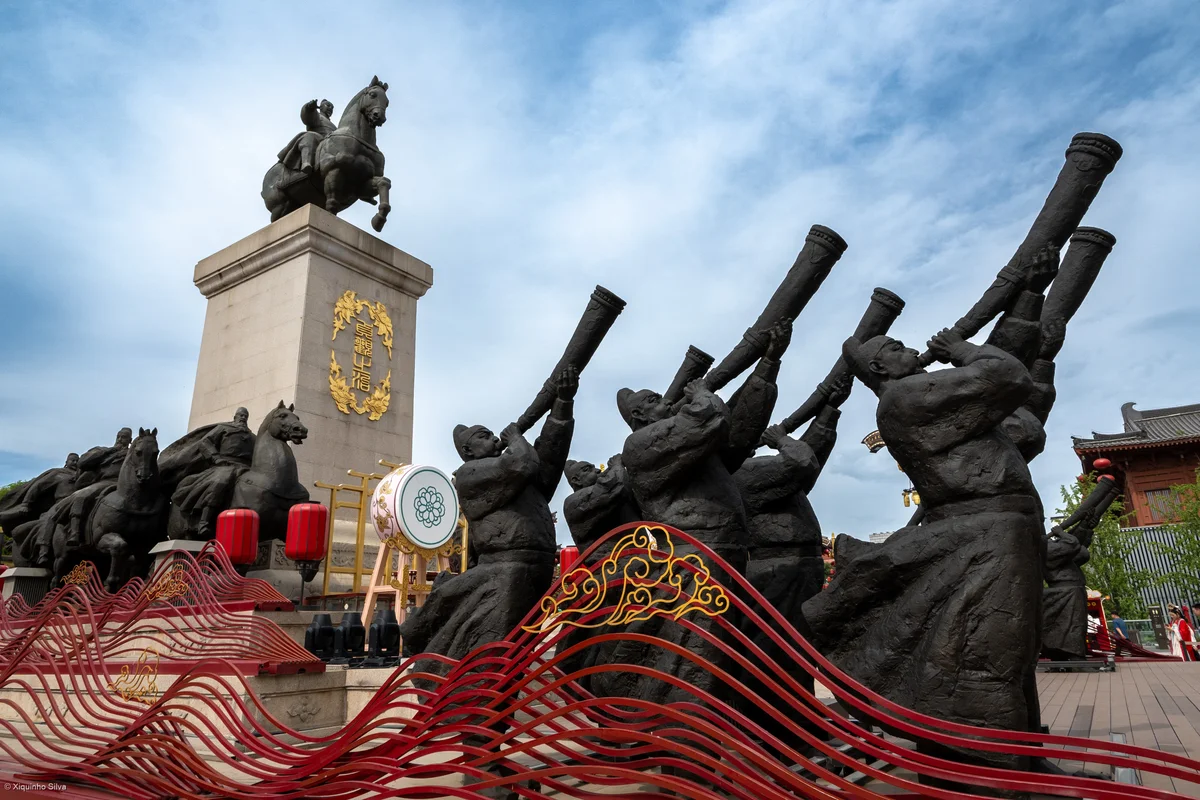 Đại lộ Đại Đường Bất Dạ Thành rực rỡ ánh đèn lồng cổ trang lung linh về đêm tại Tây An
