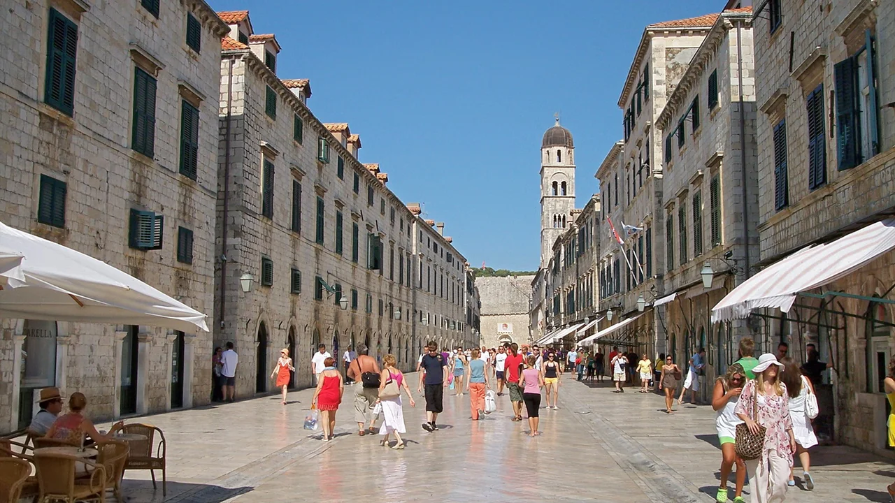 Đại lộ đá vôi bóng loáng Stradun trung tâm phố cổ Dubrovnik rực rỡ nắng vàng Địa Trung Hải