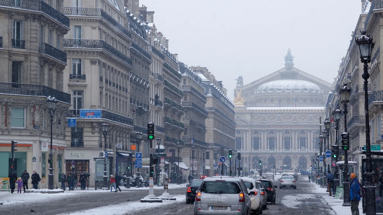 Khung cảnh đại lộ Avenue de l'Opéra tại Paris ngập tràn trong tuyết rơi trắng xóa mùa đông