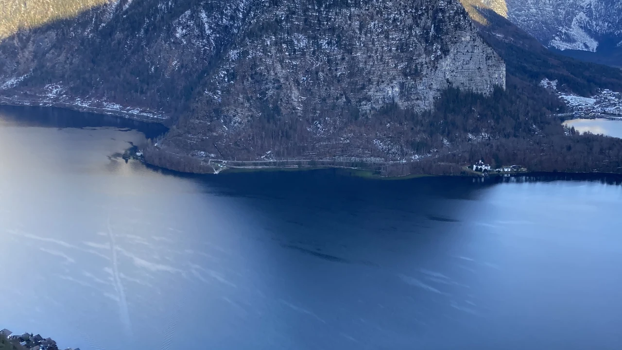 Góc nhìn toàn cảnh từ trên cao bao quát hồ Hallstätter See và toàn bộ ngôi làng Hallstatt Áo