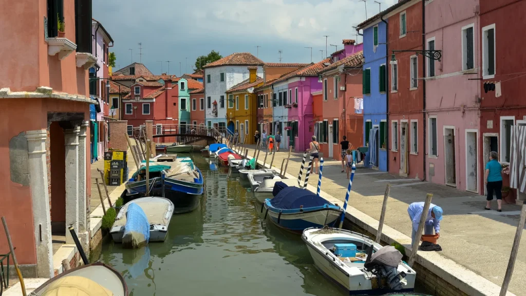 Những dãy nhà sơn màu sặc sỡ soi bóng dòng kênh nước trong xanh tại đảo Burano Venice Ý
