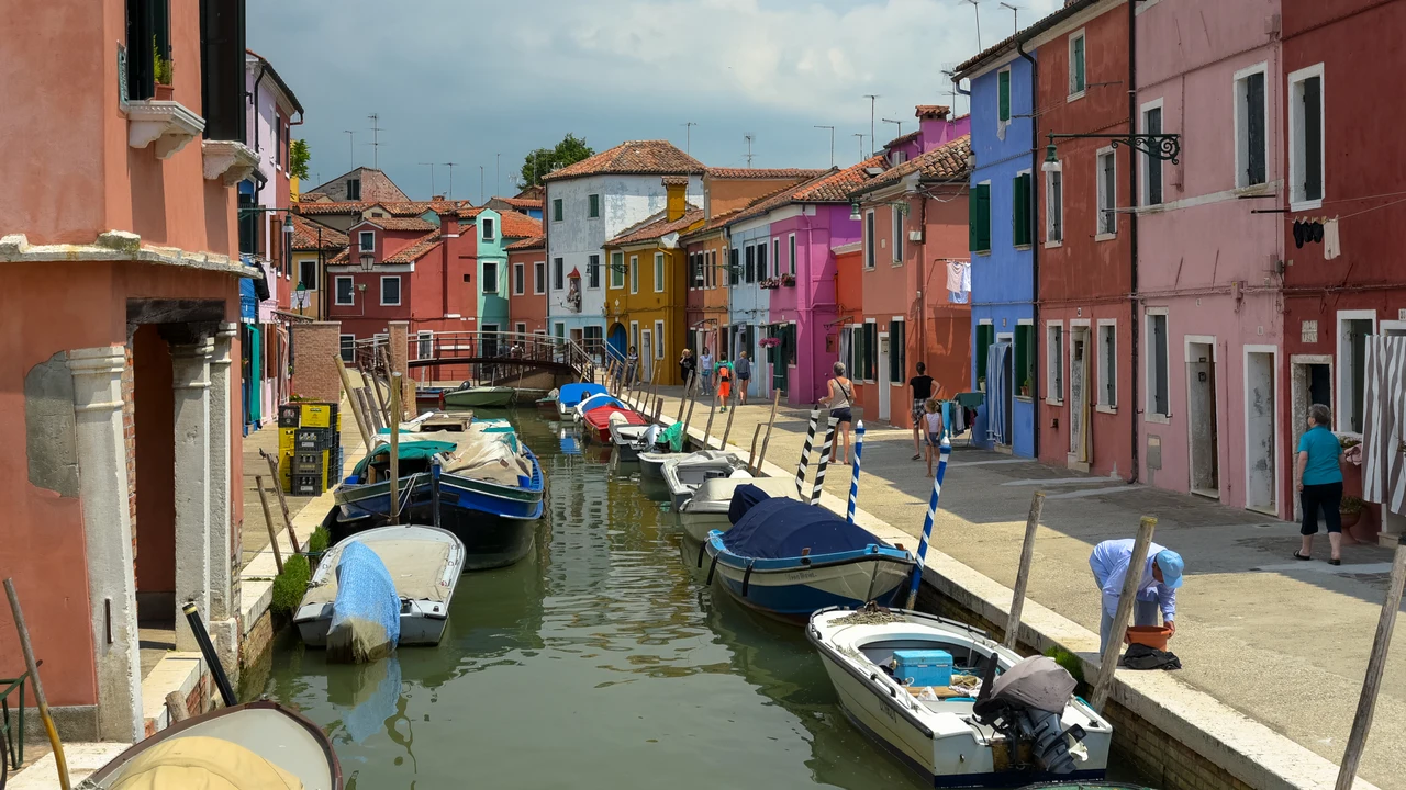 Những dãy nhà sơn màu sặc sỡ soi bóng dòng kênh nước trong xanh tại đảo Burano Venice Ý