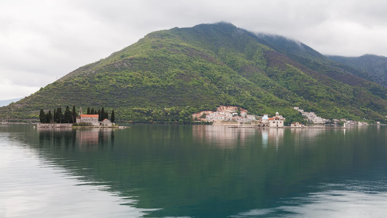 Nhà thờ trên hòn đảo nhân tạo Our Lady of the Rocks giữa làn nước xanh ngọc bích vịnh Perast Montenegro