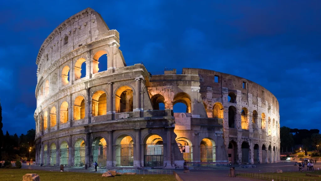Kiến trúc kỳ vĩ của Đấu trường La Mã Colosseum dưới ánh nắng vàng rực rỡ tại thủ đô Rome nước Ý