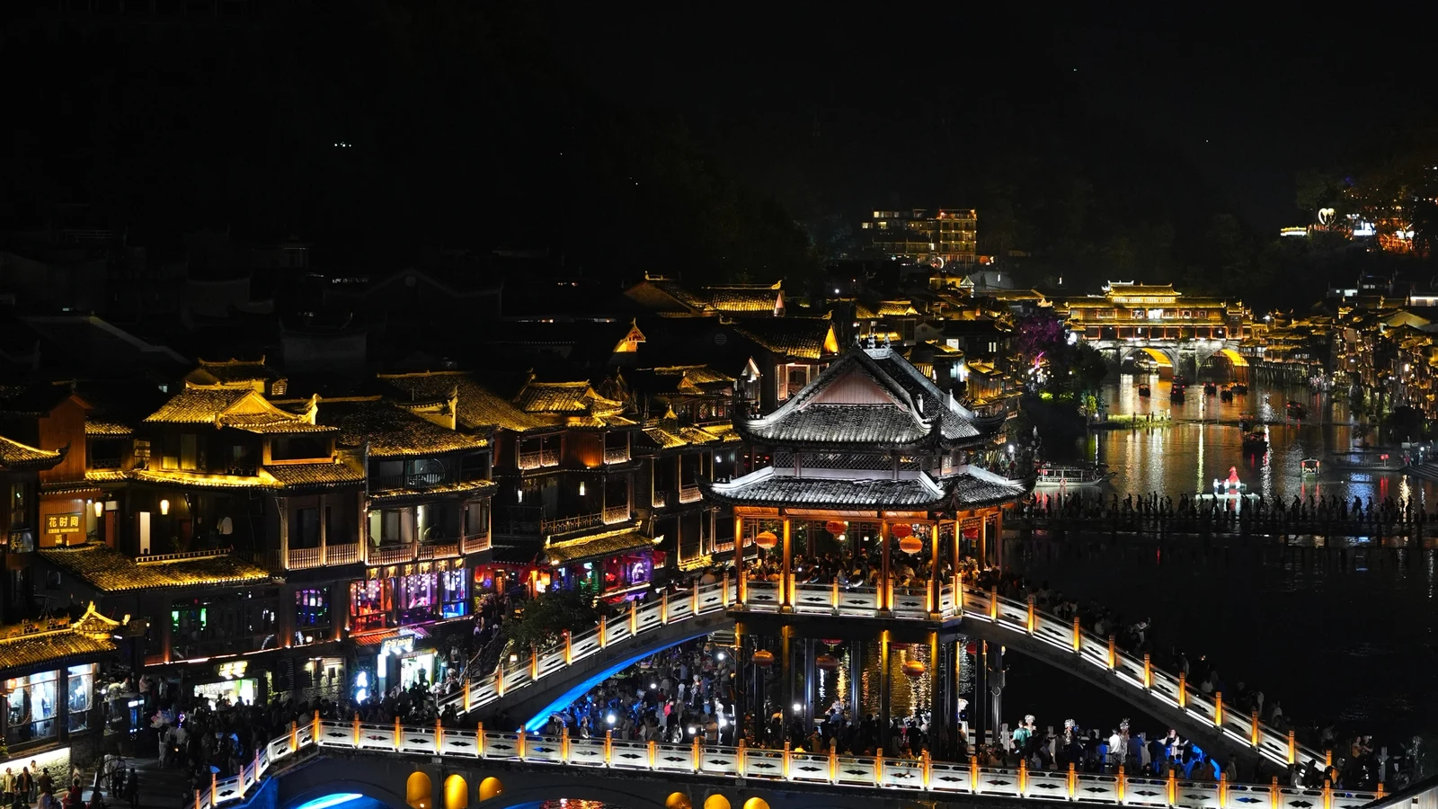 Khung cảnh đêm huyền ảo lung linh ánh đèn phản chiếu mặt nước tại Phượng Hoàng Cổ Trấn