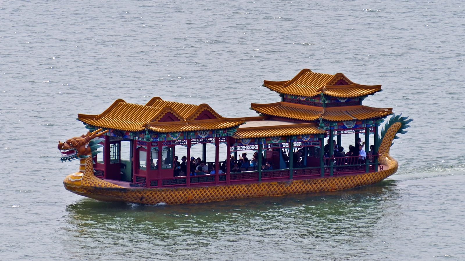 Thuyền rồng lướt trên mặt nước hồ Côn Minh hướng về núi Vạn Thọ Di Hòa Viên Cung điện Mùa Hè