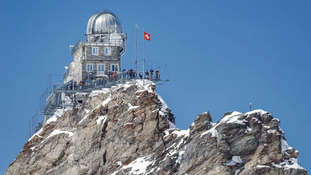 Đài quan sát thiên văn Sphinx Observatory trên đỉnh núi tuyết Jungfraujoch cao 3.454m tại Thụy Sĩ