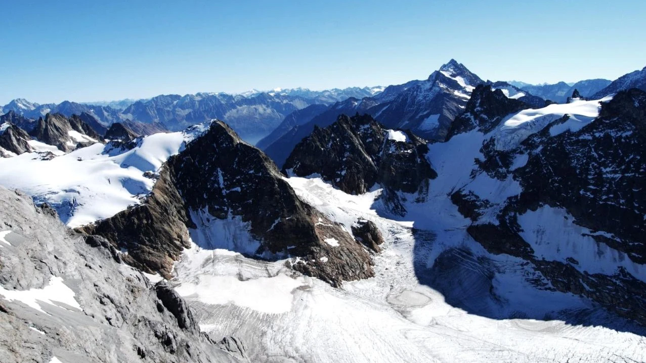 Toàn cảnh dãy núi Alps phủ tuyết trắng xóa nhìn từ đài quan sát đỉnh Titlis Thụy Sĩ