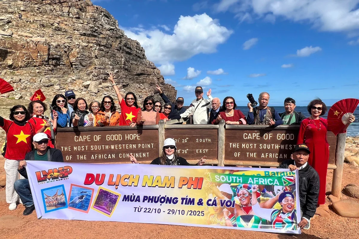 Hình ảnh thực tế đoàn khách HanoiSkyTours chụp ảnh cùng cờ Tổ quốc tại Mũi Hảo Vọng - Cape of Good Hope, Nam Phi
