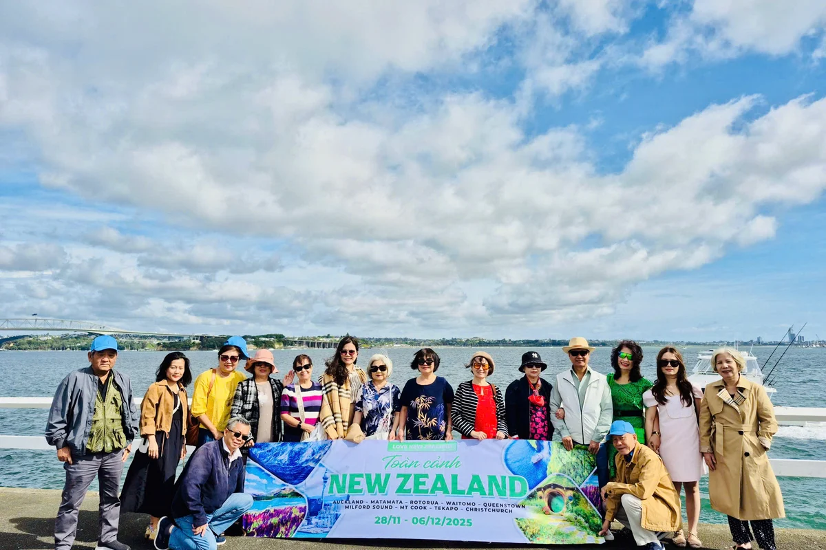 Hình ảnh thực tế đoàn khách HanoiSkyTours trong tour Toàn cảnh New Zealand tháng 11 - tháng 12 mùa hoa Lupin nở rộ