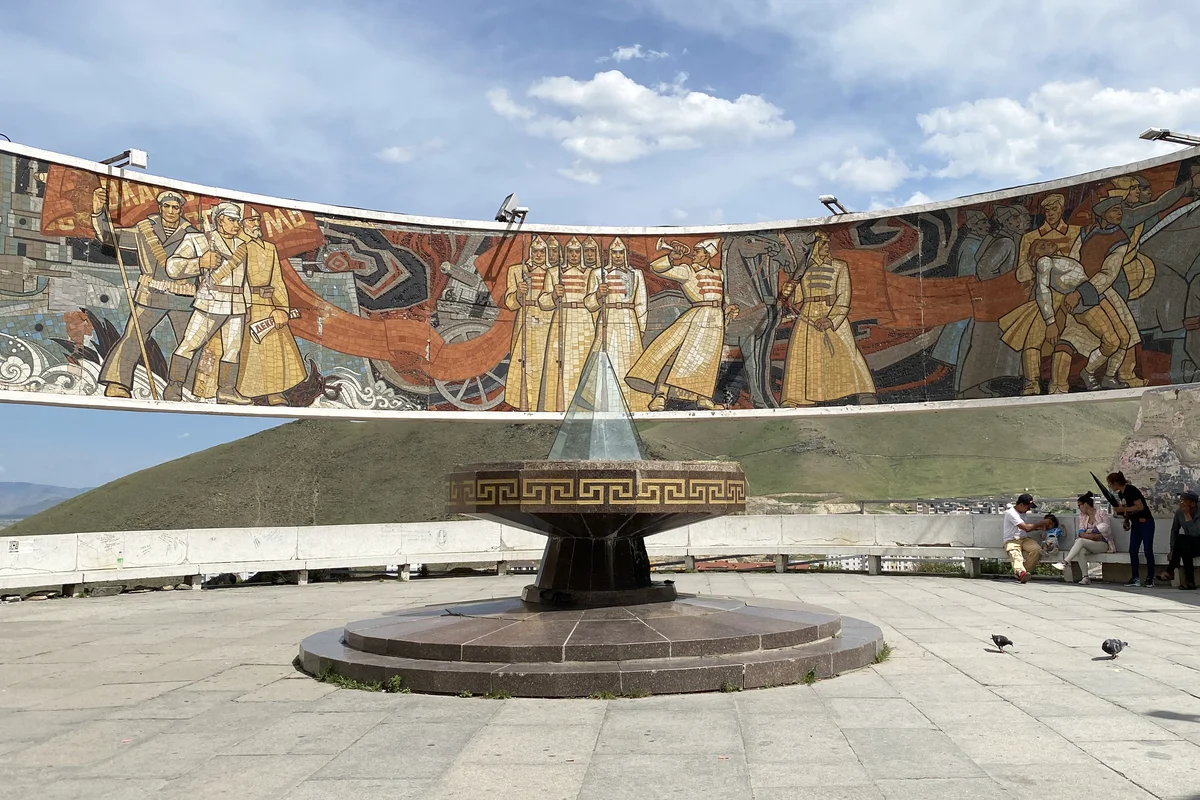 Đài tưởng niệm Zaisan Memorial trên đỉnh đồi ngắm toàn cảnh thủ đô Ulaanbaatar Mông Cổ