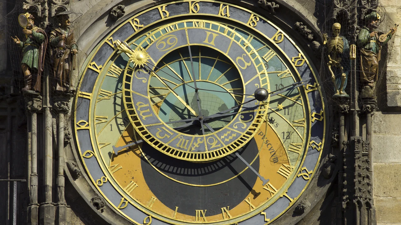 Đồng hồ thiên văn cổ kính Orloj tinh xảo trên tòa tháp Tòa thị chính Phố Cổ Praha