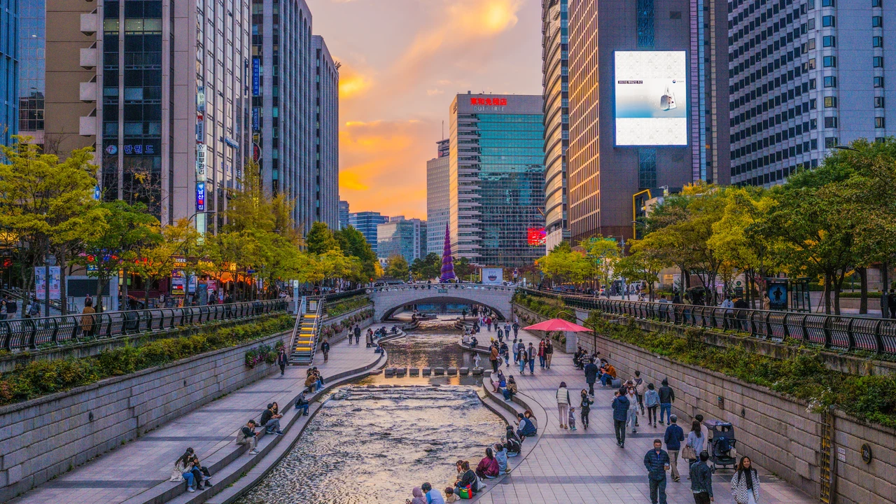 Dòng suối trong lành Cheonggyecheon với những cây cầu đá và lối đi dạo bộ rợp bóng mát giữa trung tâm Seoul