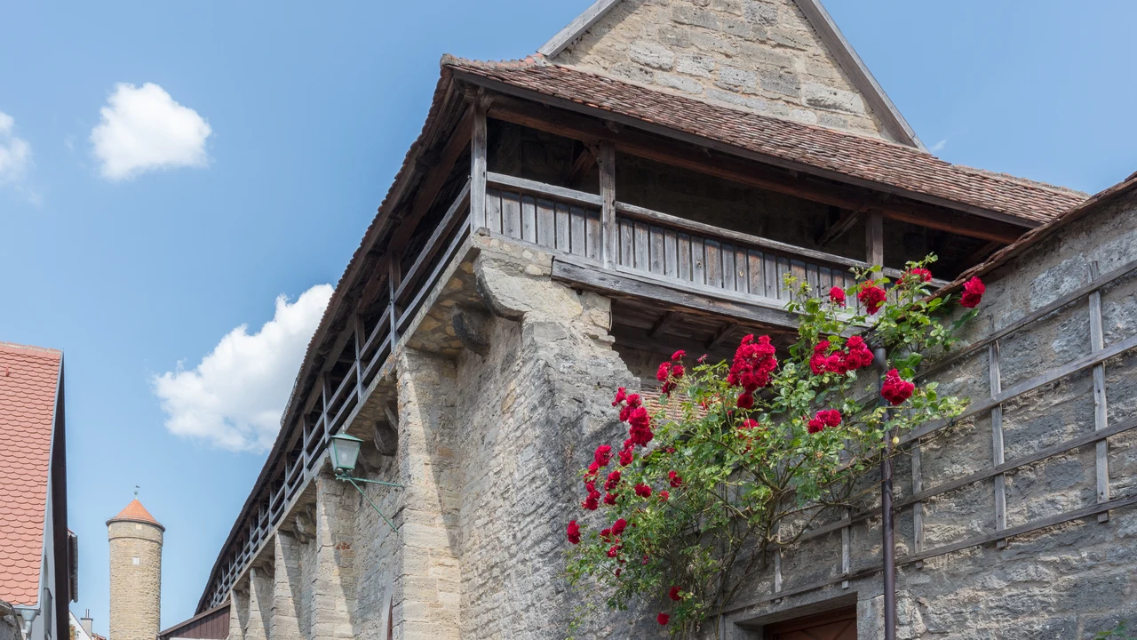 Hành lang đá cổ dài hơn 2,5km với mái ngói gỗ che chắn bao quanh thị trấn cổ tích Rothenburg Đức
