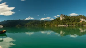 Toàn cảnh Hồ Bled Slovenia tuyệt đẹp với hòn đảo nhỏ có nhà thờ giữa hồ và lâu đài cổ trên vách núi
