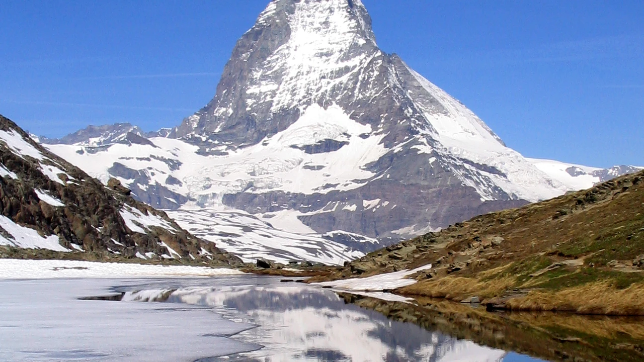 Mặt hồ Riffelsee phẳng lặng soi bóng nguyên vẹn đỉnh núi tuyết Matterhorn – biểu tượng sô-cô-la Toblerone