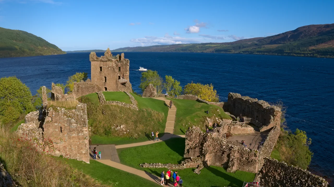 Mặt hồ Loch Ness huyền bí và tàn tích lâu đài cổ Urquhart Castle soi bóng bên làn nước sâu thẳm