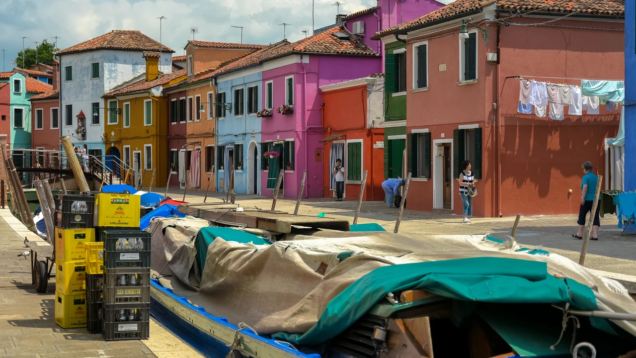 Những ngôi nhà sơn màu sặc sỡ soi bóng xuống dòng kênh nước trong xanh trên đảo Burano Venice nước Ý
