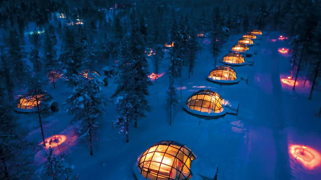 Khách sạn lều kính Glass Igloo ấm áp giữa rừng tuyết trắng Kakslauttanen Lapland Phần Lan ngắm cực quang
