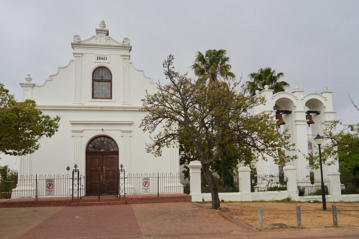 Khu phố cổ kiến trúc Cape Dutch tường trắng mái hồi thanh bình tại thị trấn Stellenbosch