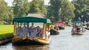 Những ngôi nhà mái tranh cổ tích soi bóng dòng kênh xanh ngọc tại làng cổ Giethoorn Hà Lan