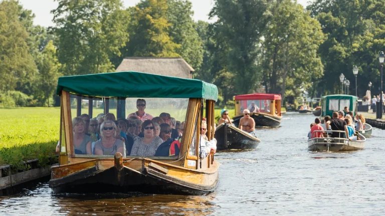 Những ngôi nhà mái tranh cổ tích soi bóng dòng kênh xanh ngọc tại làng cổ Giethoorn Hà Lan