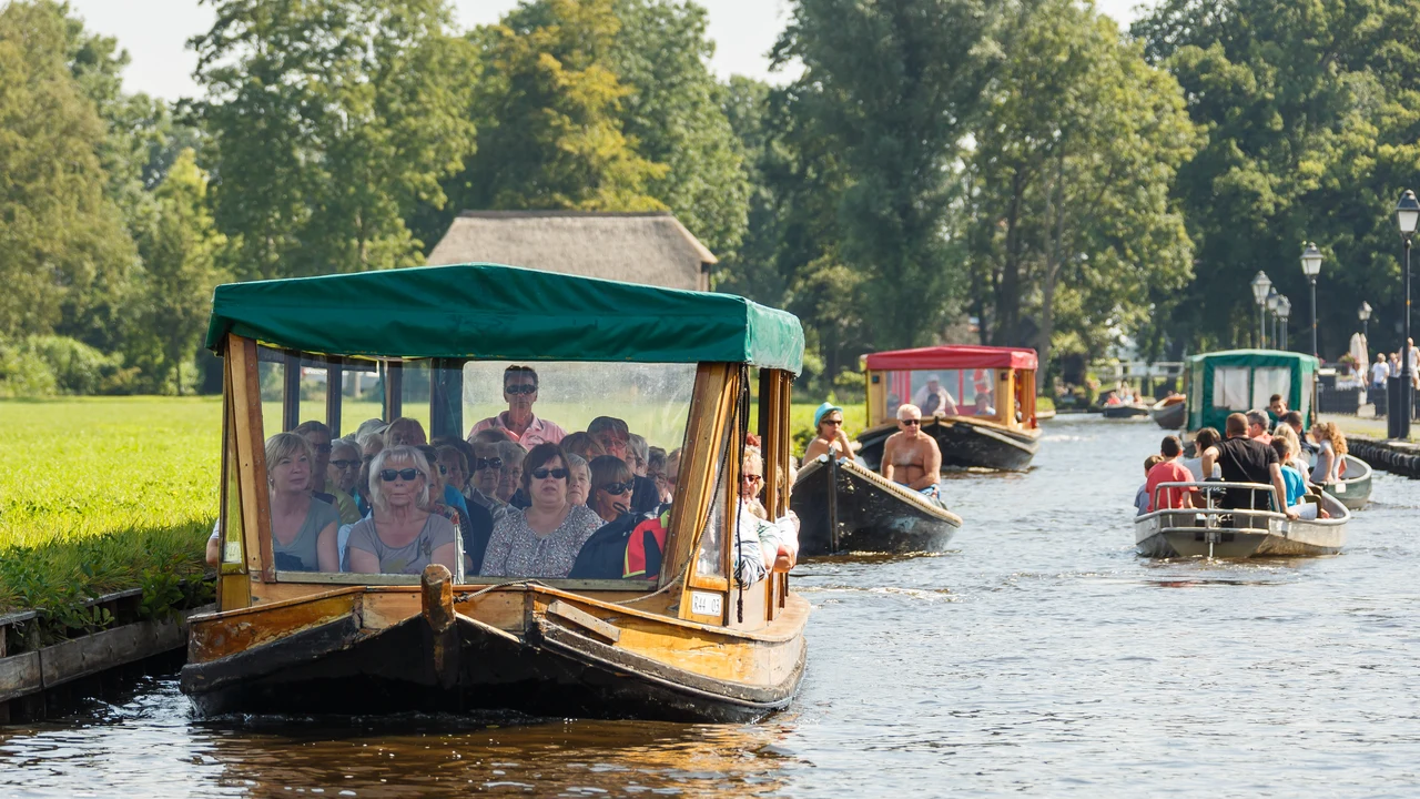 Những ngôi nhà mái tranh cổ tích soi bóng dòng kênh xanh ngọc tại làng cổ Giethoorn Hà Lan