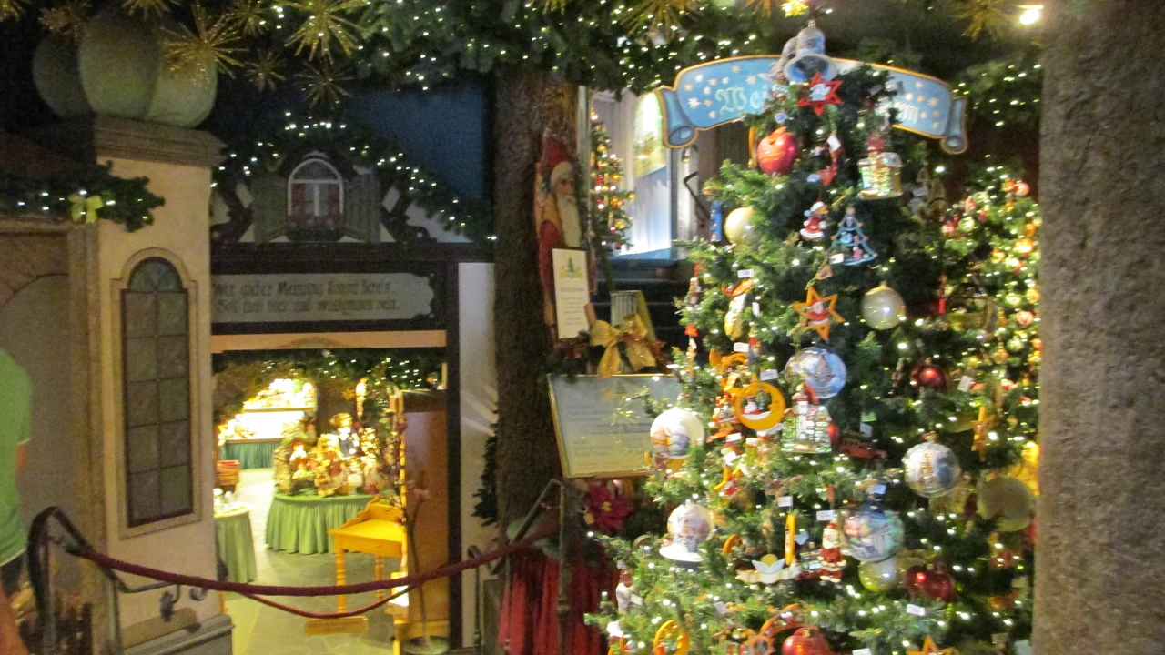 Bên trong cửa hàng Giáng sinh cổ tích Käthe Wohlfahrt mở cửa quanh năm tại Rothenburg ob der Tauber Đức