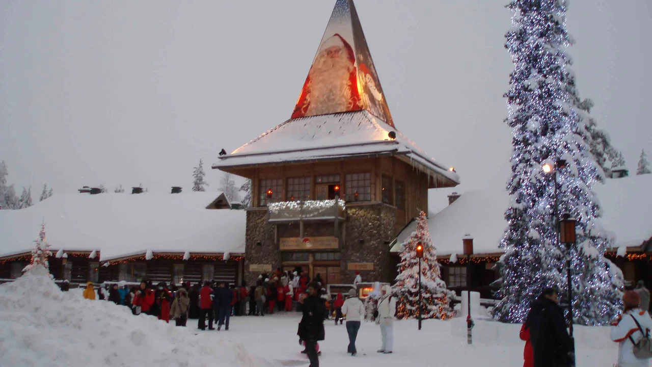 Làng Ông già Noel Santa Claus Village lung linh ánh đèn tuyết trắng tại Rovaniemi Lapland Phần Lan