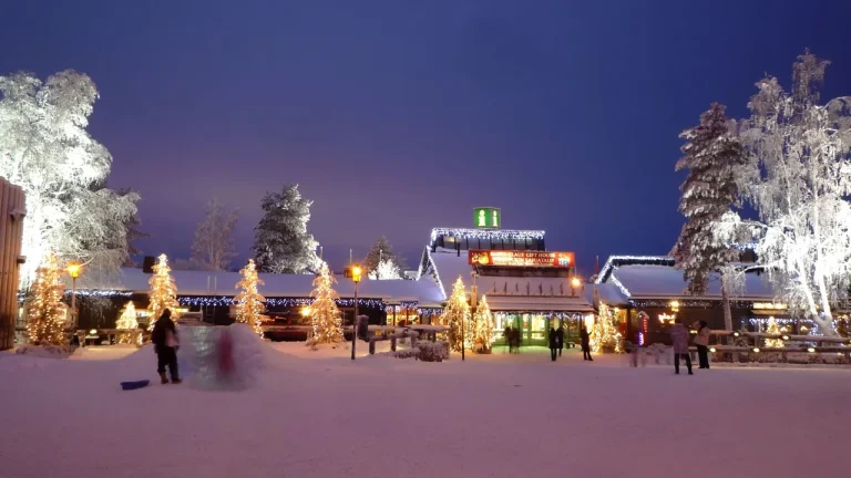 Làng Ông già Noel Santa Claus Village phủ tuyết trắng xóa lung linh ánh đèn Giáng sinh tại Rovaniemi Phần Lan