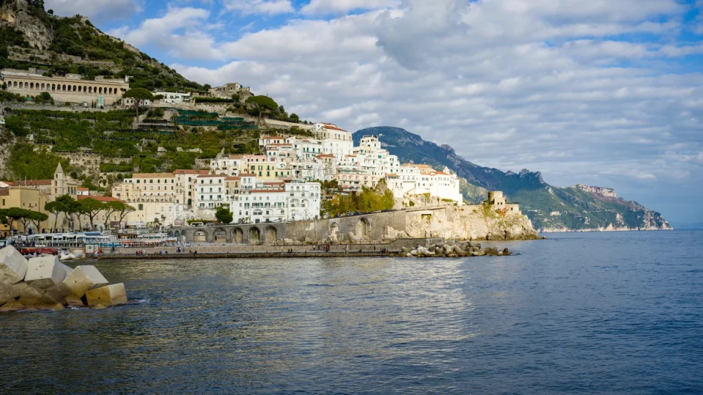 Những ngôi nhà sắc màu pastel cheo leo trên vách đá nhìn xuống biển Địa Trung Hải xanh ngọc tại Positano Ý