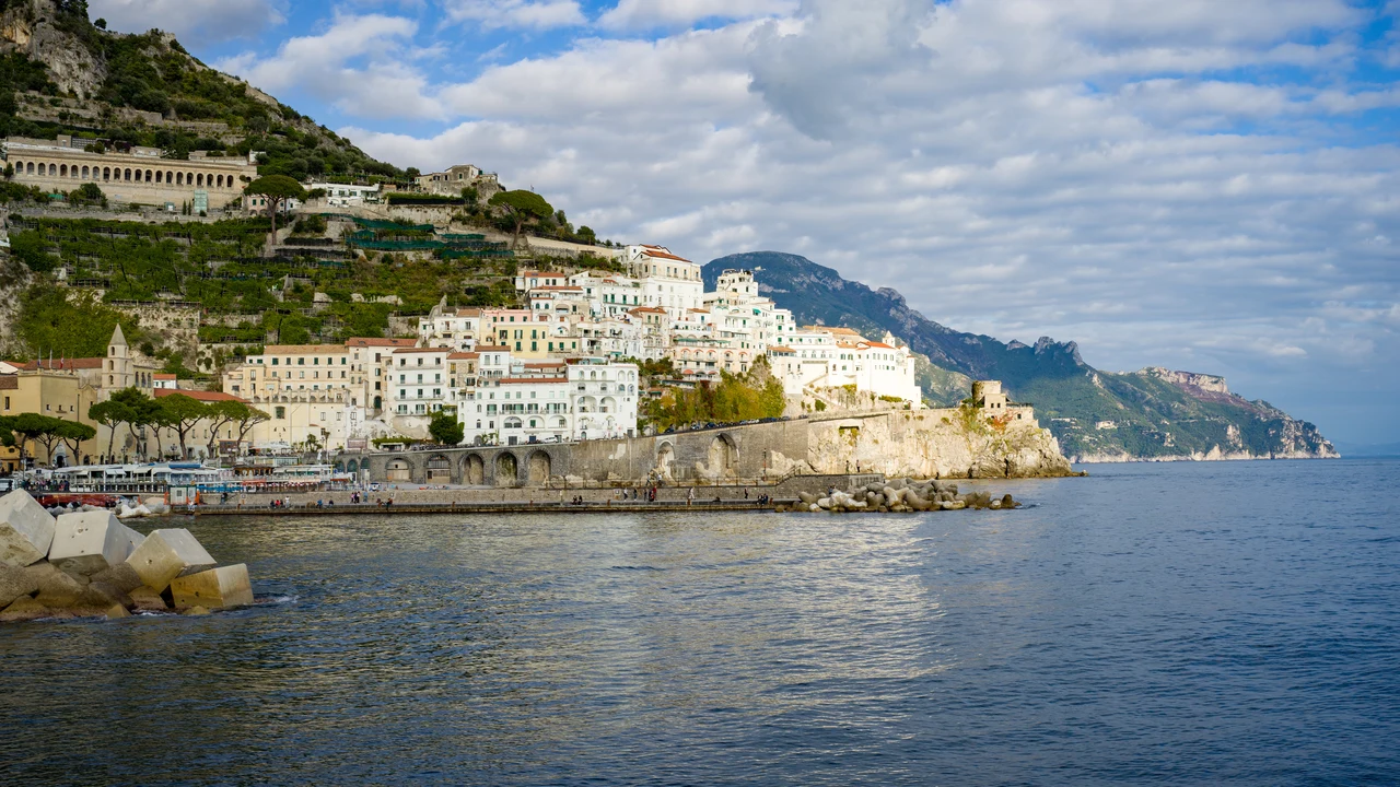 Những ngôi nhà sắc màu pastel cheo leo trên vách đá nhìn xuống biển Địa Trung Hải xanh ngọc tại Positano Ý