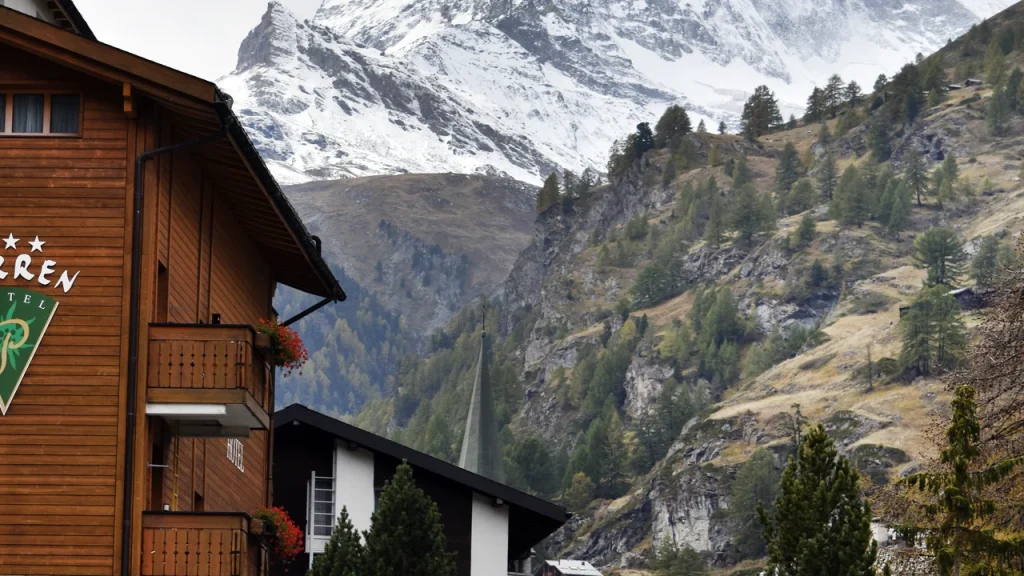 Những ngôi nhà gỗ truyền thống kiểu chalet của làng Zermatt nhìn về đỉnh núi tuyết Matterhorn sừng sững