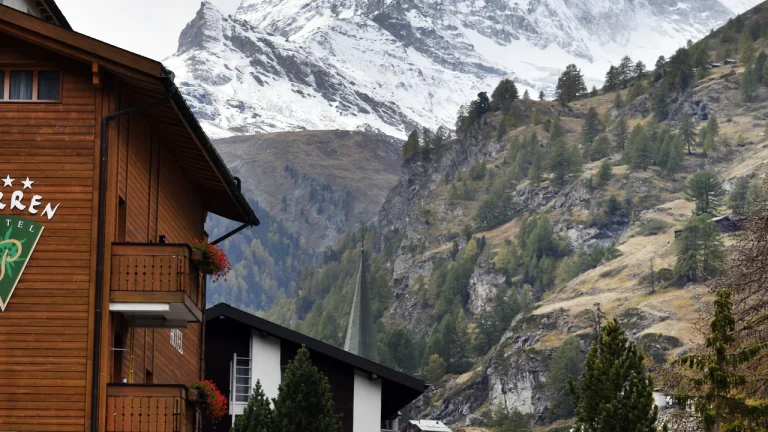 Những ngôi nhà gỗ truyền thống kiểu chalet của làng Zermatt nhìn về đỉnh núi tuyết Matterhorn sừng sững