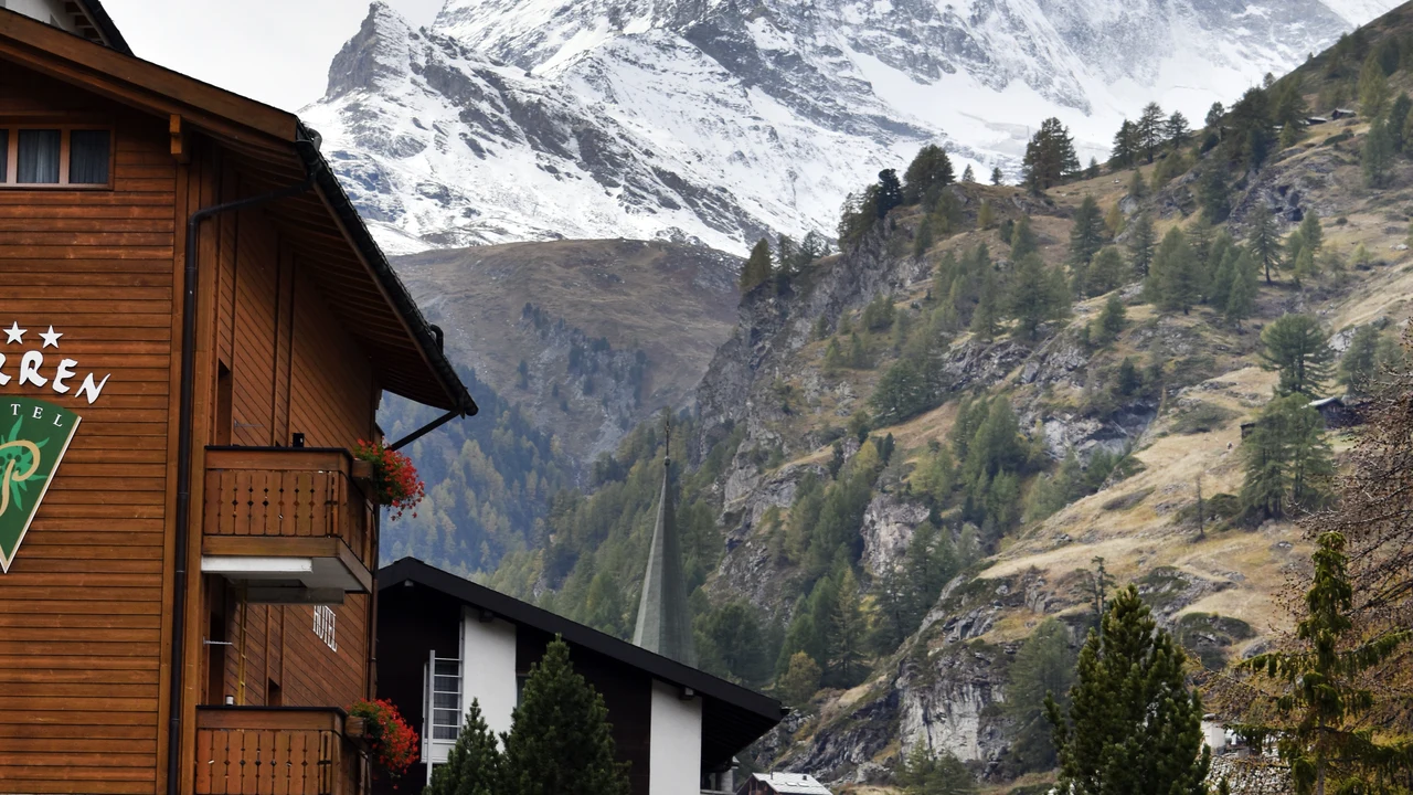Những ngôi nhà gỗ truyền thống kiểu chalet của làng Zermatt nhìn về đỉnh núi tuyết Matterhorn sừng sững