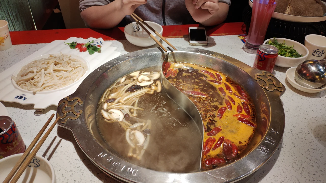 Nồi lẩu Tứ Xuyên hai ngăn vị cay nồng tiêu hoa tiêu và vị nước hầm xương ngọt thanh
