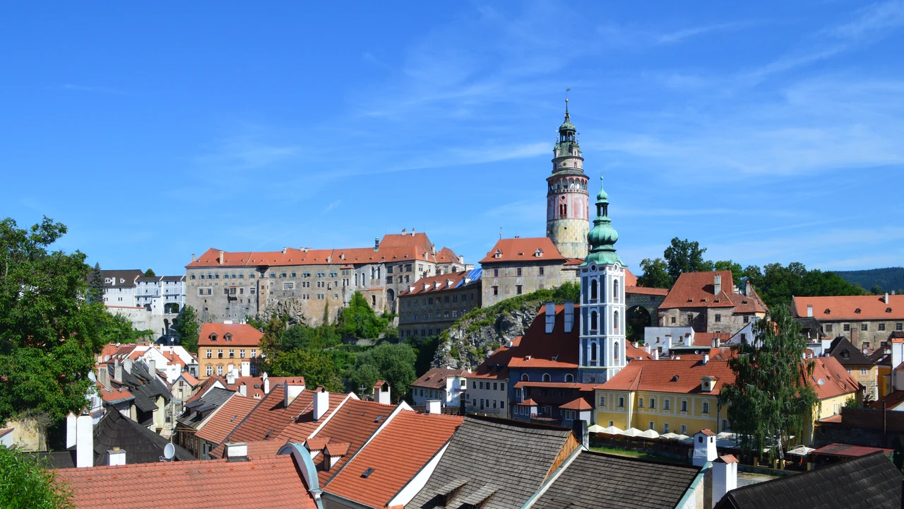 Lâu đài đồ sộ Český Krumlov sừng sững trên đỉnh núi đá bên bờ sông Vltava uốn lượn tại Nam Bohemia Séc