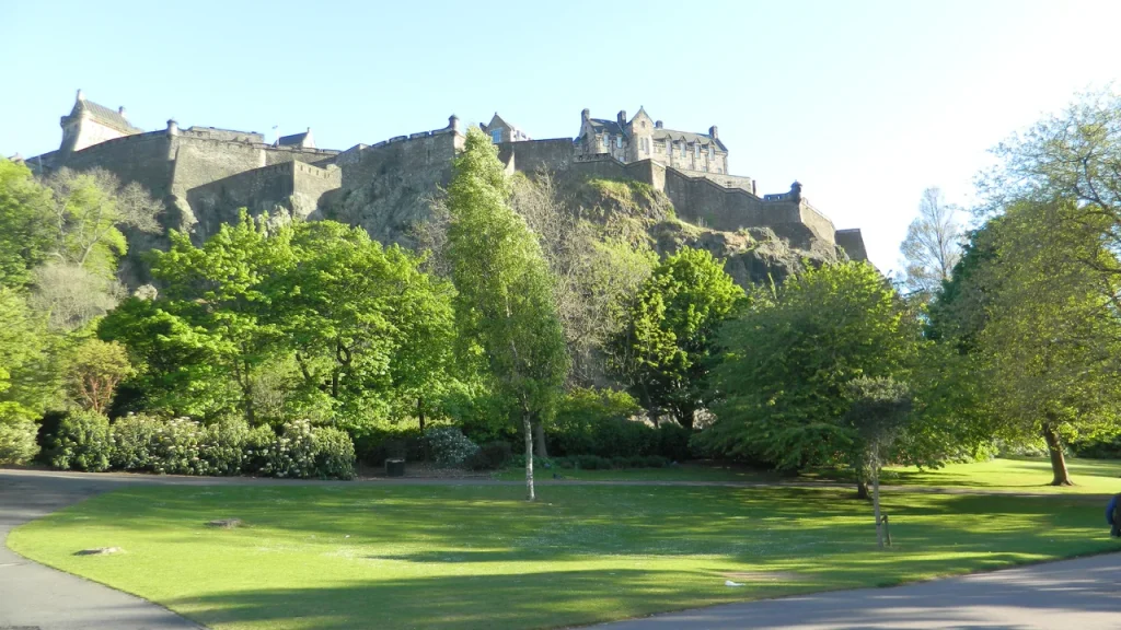 Lâu đài Edinburgh Castle cổ kính uy nghiêm ngự trên đỉnh núi đá bazan Castle Rock tại Scotland