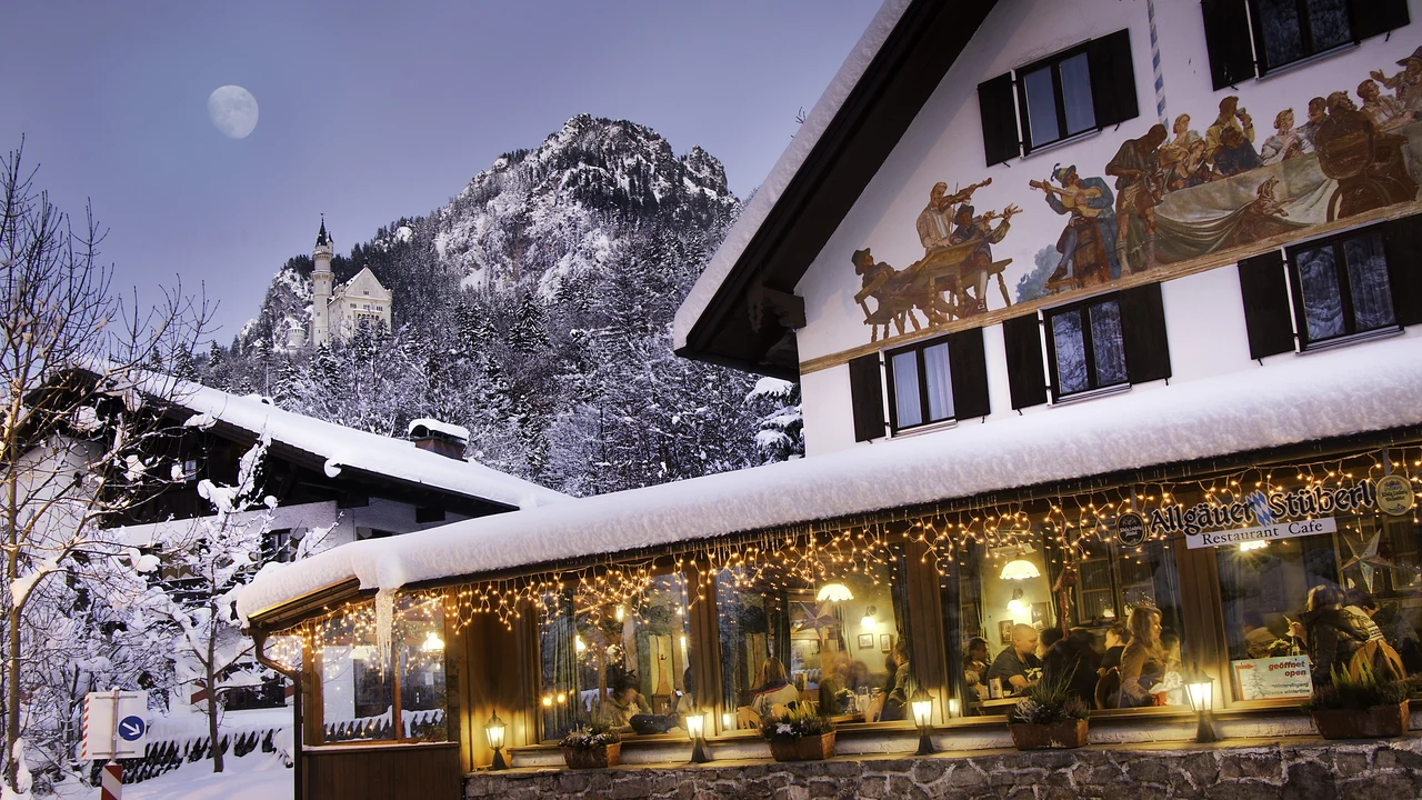 Lâu đài Neuschwanstein tráng lệ chìm trong rừng thông và những sườn núi phủ tuyết trắng xóa tinh khôi mùa đông