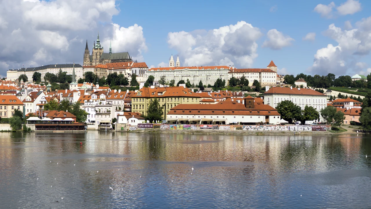 Quần thể lâu đài Praha sừng sững trên đỉnh đồi với tháp nhọn nhà thờ Gothic St. Vitus