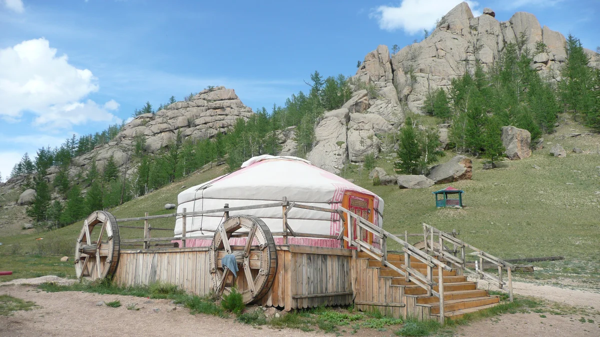Quần thể lều Yurt Ger truyền thống của người du mục giữa thảo nguyên Terelj Mông Cổ