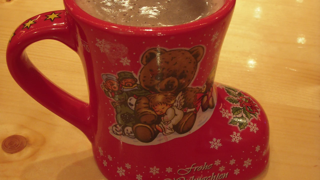 Thưởng thức ly rượu vang nóng Glühwein ấm áp giữa chợ Giáng sinh Châu Âu