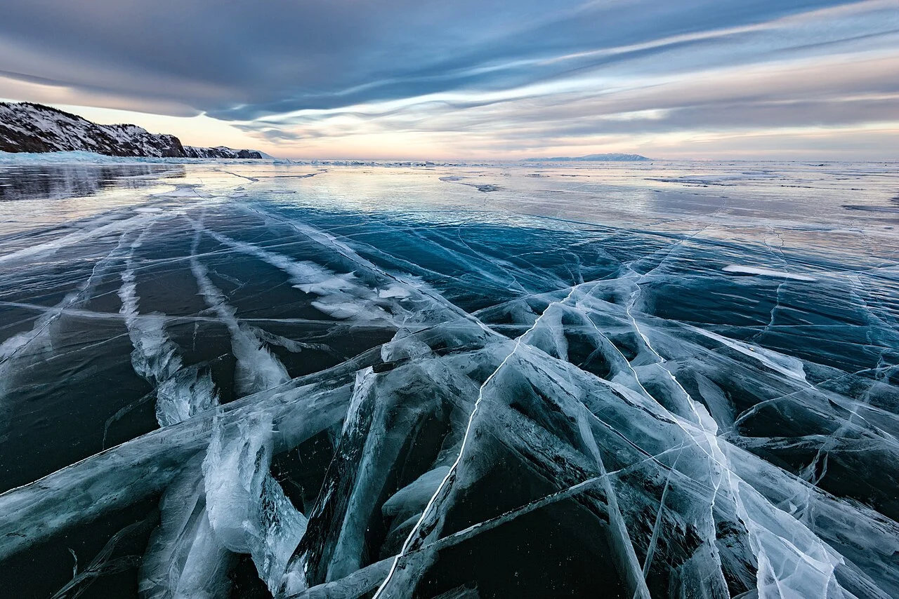 Mặt băng đen Black Ice hồ Baikal sâu thẳm và trong suốt tuyệt đối cho phép nhìn thấu những vết nứt hình mạng nhện kỳ vĩ dưới đáy sâu